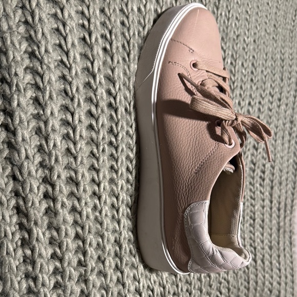 Naturalizer Women's Beige Leather Sneakers with Croc accent. Size 9M - Picture 4 of 4